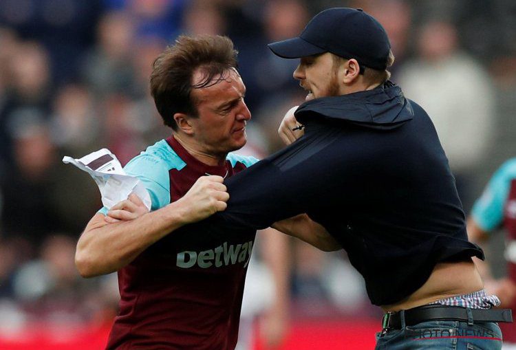 Vidéo : Des supporters de West Ham envahissent le terrain pour se battre avec leurs propres joueurs supporters
