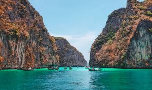 Un touriste marocain sur une plage en Thaïlande, une destination sans visa mais devenue plus chère que le tourisme local