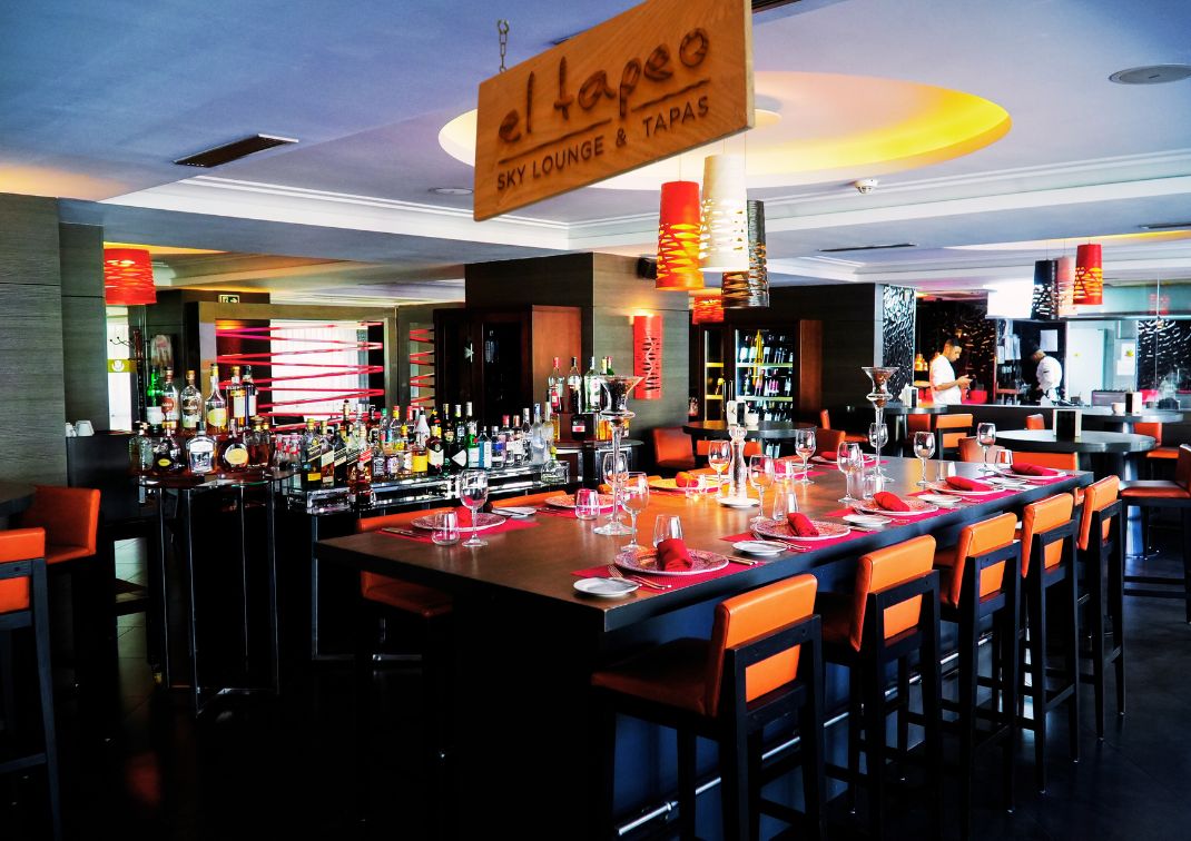 Le Vasco et El Tapeo au Royal Tulip City Center Tanger en hiver. Vue sur la salle du bar à tapas