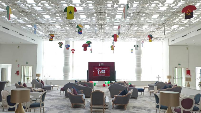 Écrans géants installés dans le lobby du Farah Tanger pour la diffusion des matchs de la CAN 2025 avec vue sur la Méditerranée.
