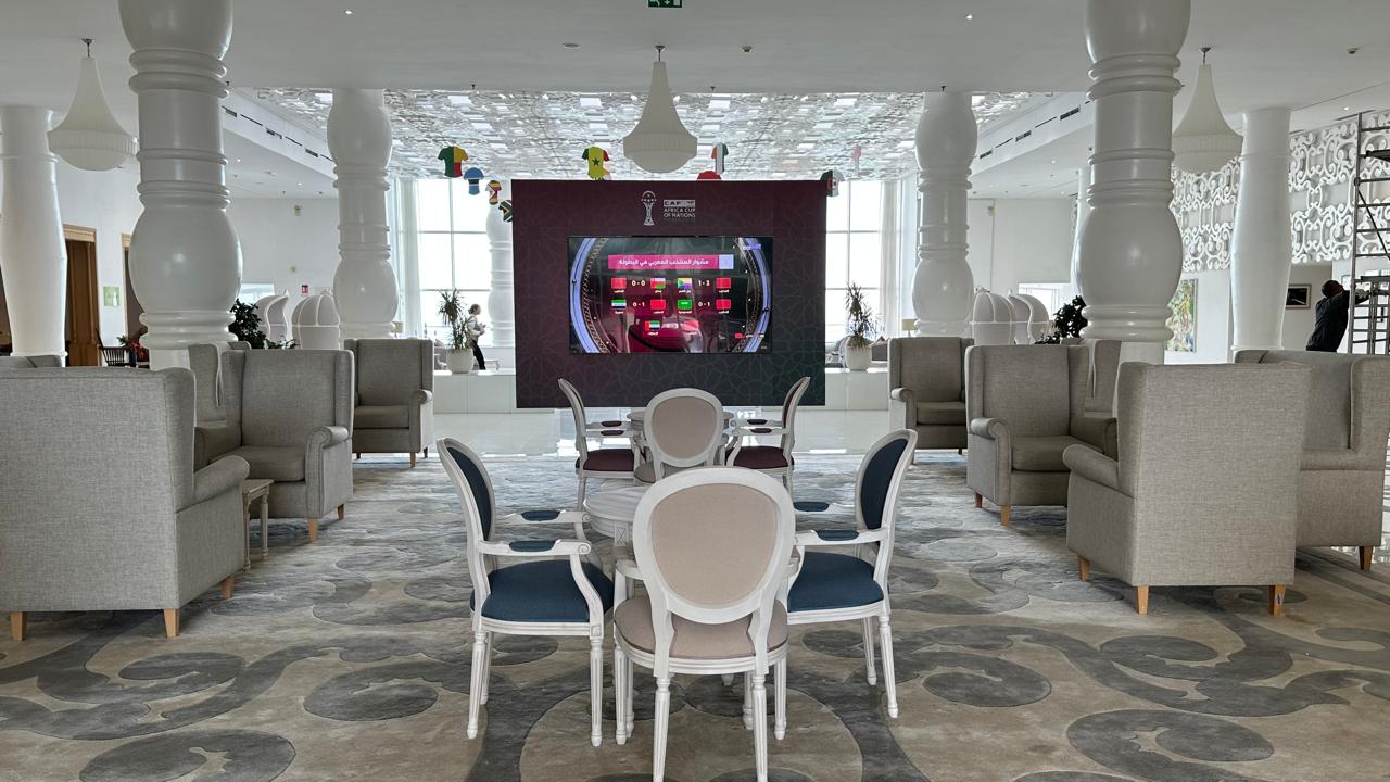 Écrans géants installés dans le lobby du Farah Tanger pour la diffusion des matchs de la CAN 2025 avec vue sur la Méditerranée.