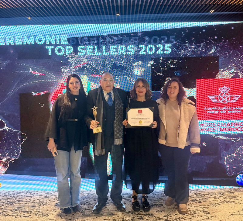 Directeurs de Morocco Tours Organization accueillant des clients pour un voyage d’affaires sur mesure