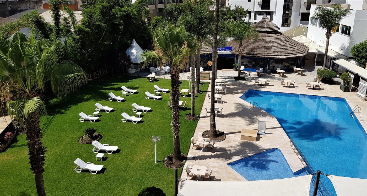 Vue sur la piscine l’hôtel El Oumnia Puerto sur la corniche de Tanger, offrant une douceur hivernale