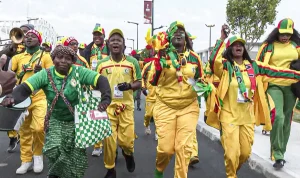 La CAN dynamise le tourisme avec des visiteurs africains chantant et dansant en habits traditionnels