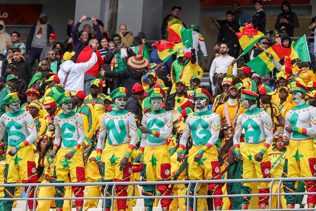 La CAN dynamise le stade Ibn Batouta avec des supporters africains chantant et encourageant leur équipe