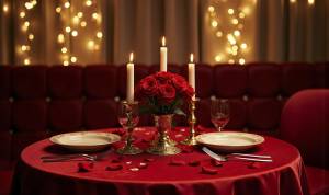 Célébration de la Saint-Valentin avec des bougies et des roses