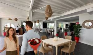 Couple profitant d’un dîner romantique au chaud avec vue sur l’Océan Atlantique à KD. Signature by La Piscine à Tanger