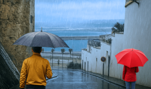 Rue de Tanger sous l’hiver furieux, avec pluie et pavés mouillés reflétant les lumières de la ville