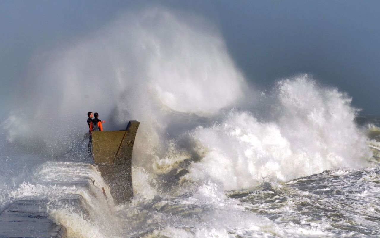 Bateau affrontant une tempête illustrant les risques du tourisme de tempête