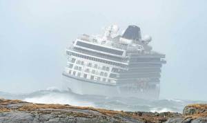 Bateau affrontant une tempête illustrant les risques du tourisme de tempête