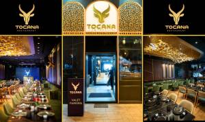 La Tocana à Tanger, un voyage gourmand aux saveurs du monde Façade de La Tocana à Tanger, aperçu de l’intérieur et panneau “valet voiturier”