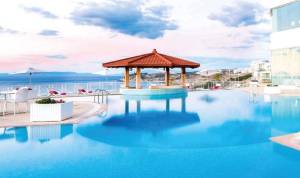 Vue panoramique de la piscine face à la baie au Farah Hotel à Tanger