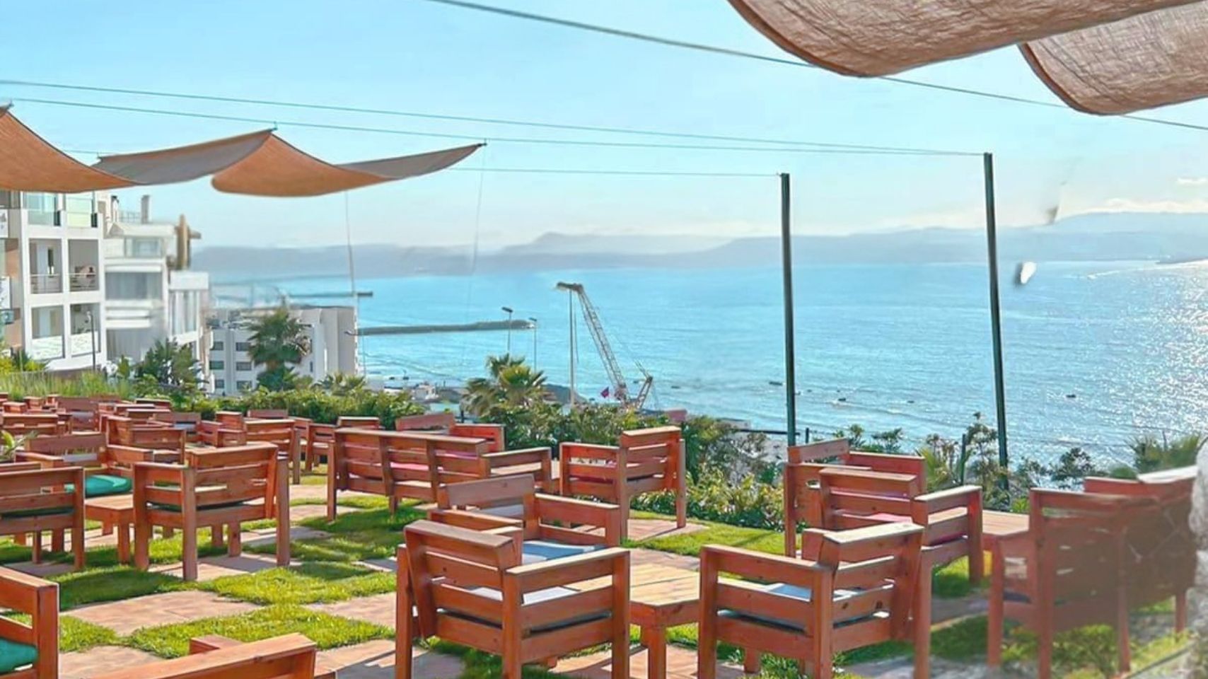 Le Chiringuito de Farah Hotel à Tanger, idéal pour des soirées lumineuses et contempler le coucher du soleil