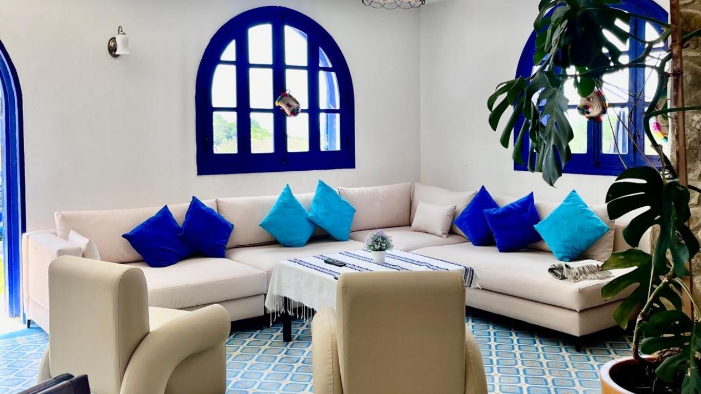 Espace salon lumineux à la maison d'hôtes Dmina House