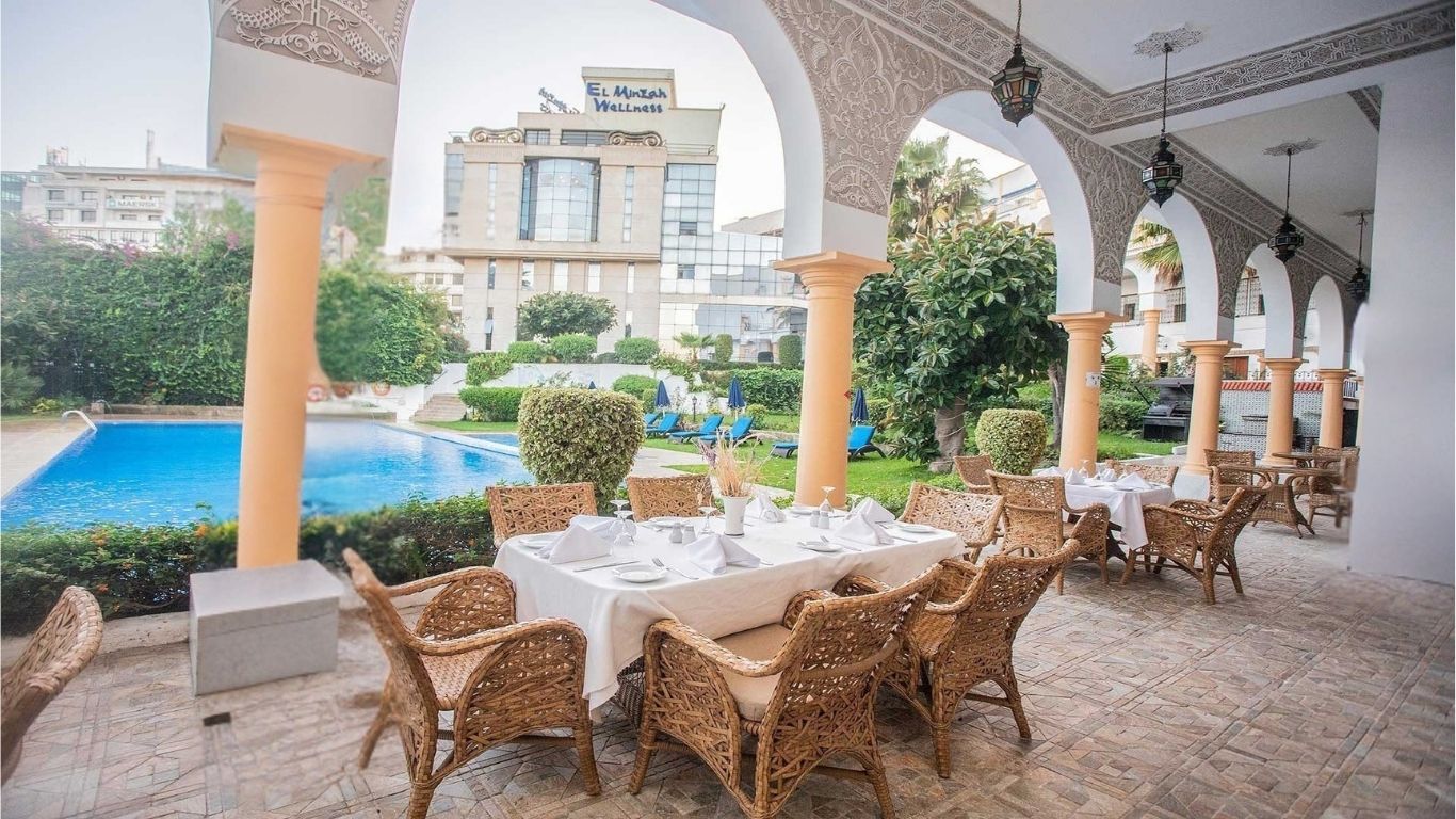 Misbah Club, restaurant au bord de la piscine de l'hôtel