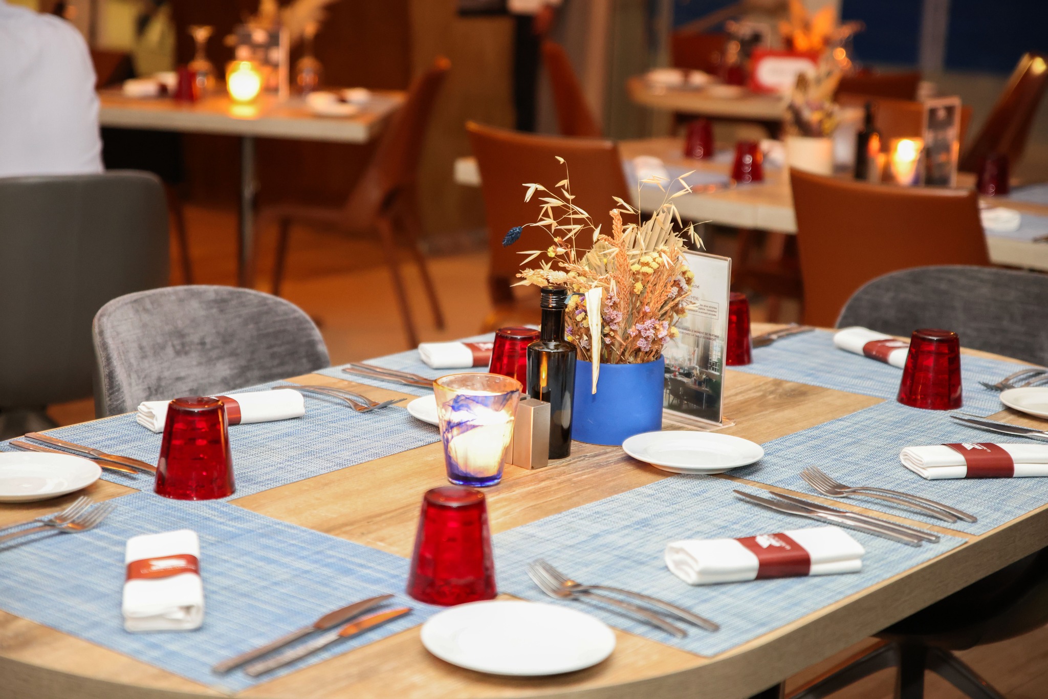 Tables dressées au restaurant La Table du Marché à Tanger, à la marina, dans un cadre moderne et convivial