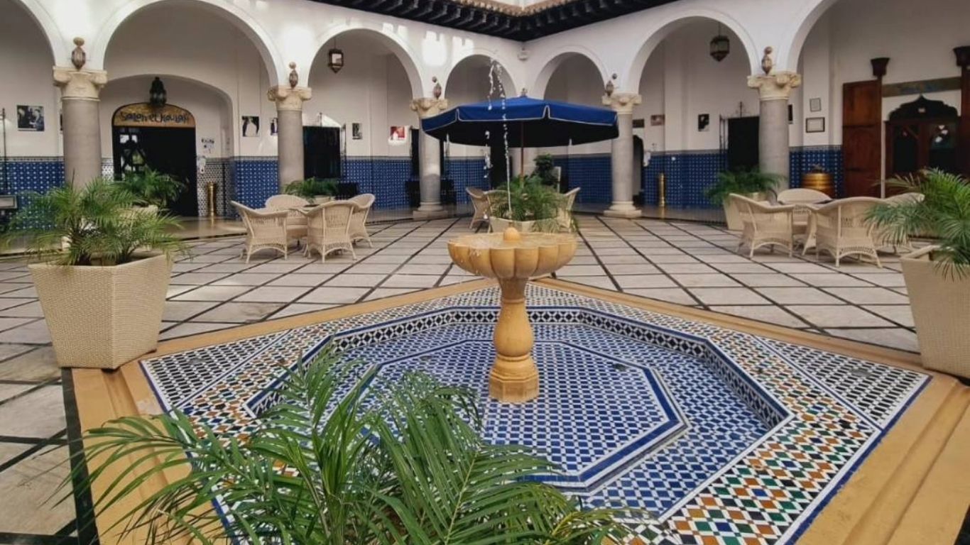 Patio Andalou de l'hôtel avec vue sur piscine