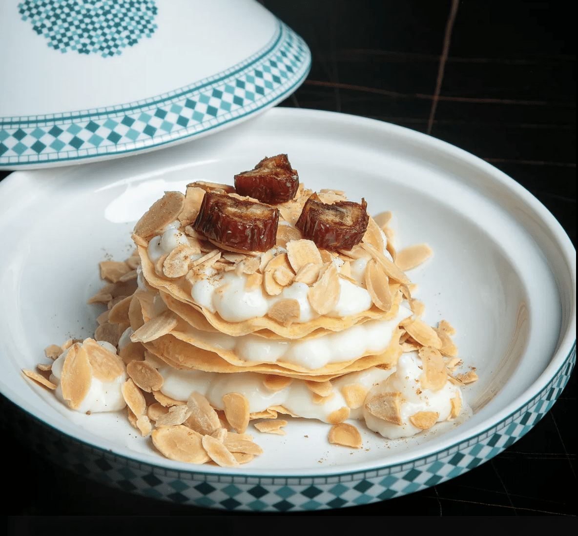 Pastilla marocaine sucrée aux amandes et à la crème servie dans un tajine