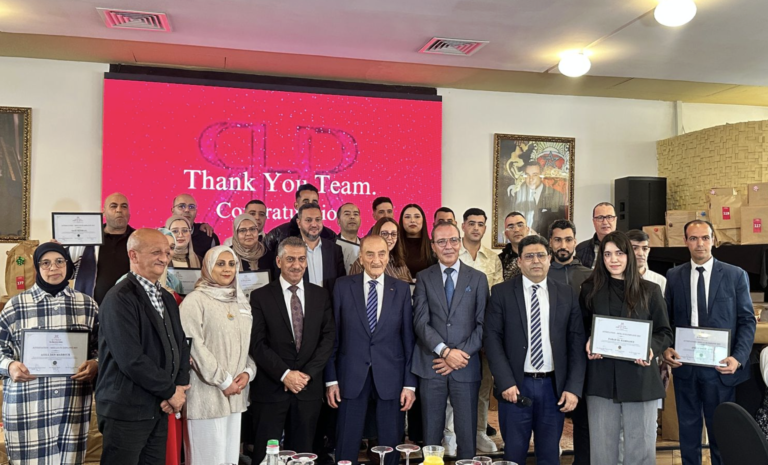 M. Nadhmi Auchi entouré du personnel lors de la fête du personnel aux hôtels Villa de France et El Minzah à Tanger