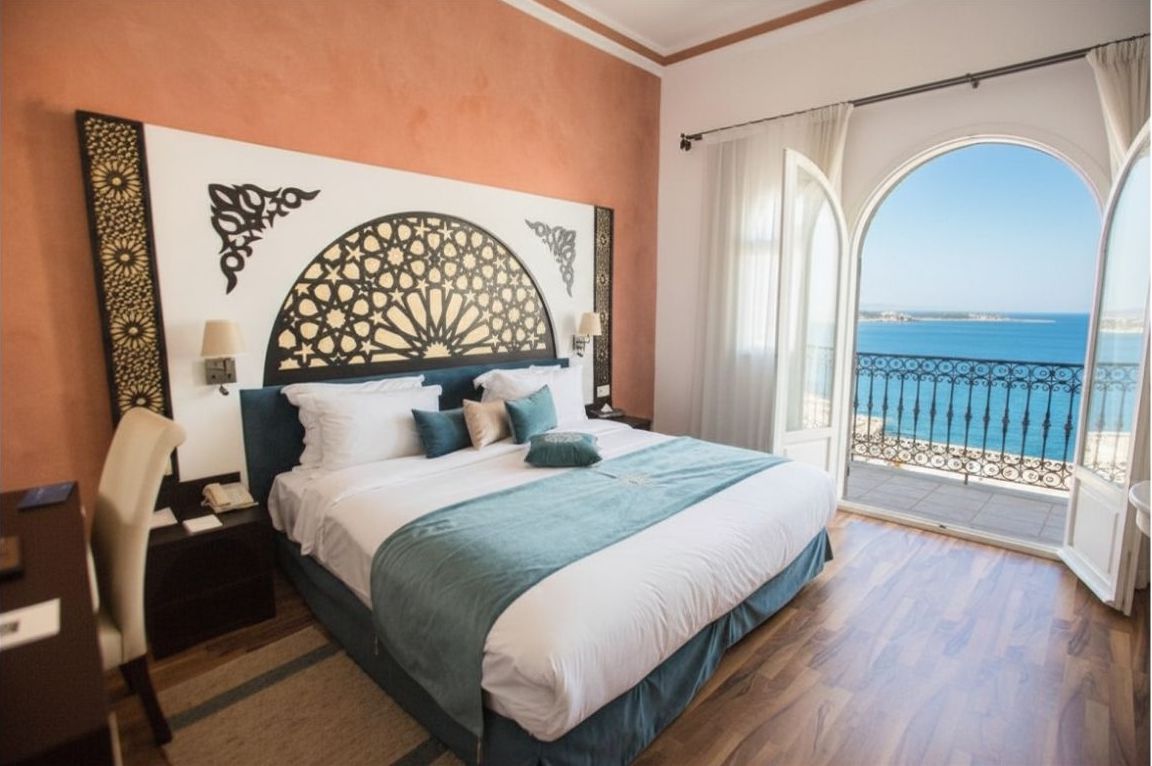 Chambre avec balcon, vue sur mer, style marocain-andalou