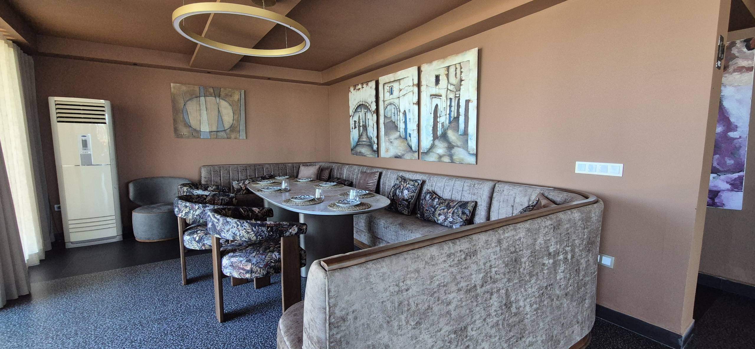 Une grande table de K.D Signature pour familles ou groupe