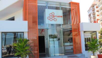 Façade du café-restaurant La Ruche en mélodie du printemps