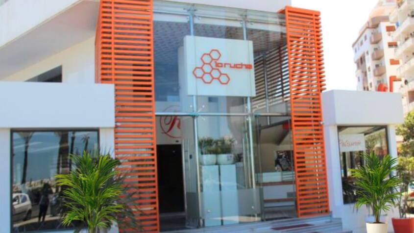 Façade du café-restaurant La Ruche en mélodie du printemps