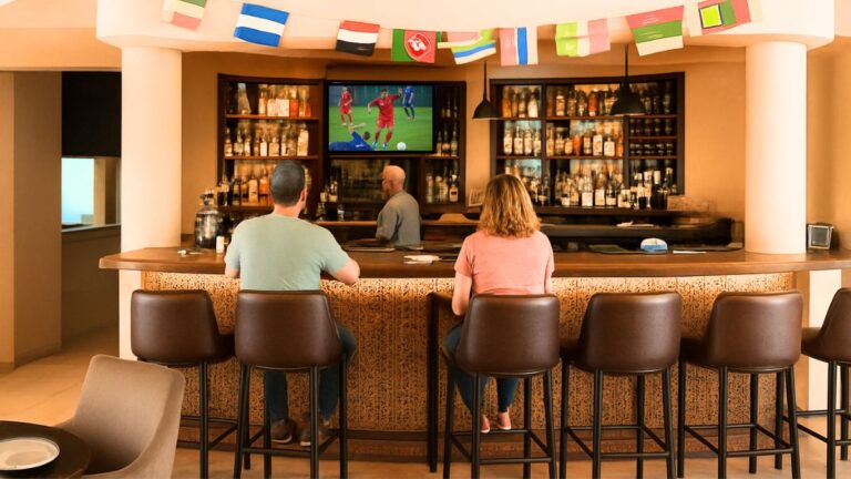 Personnes regardant le foot au restaurant Le Relais du Minzah Tanger
