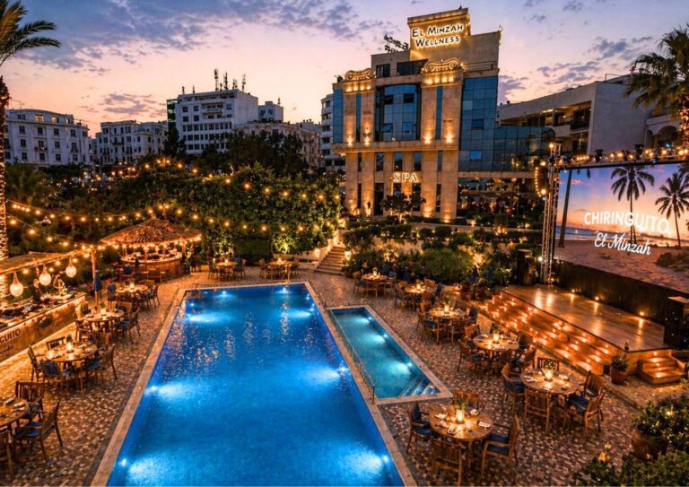 Espace piscine en mode nuit de l’hôtel El Minzah à Tanger aménagé pour accueillir une fan zone dans un cadre verdoyant
