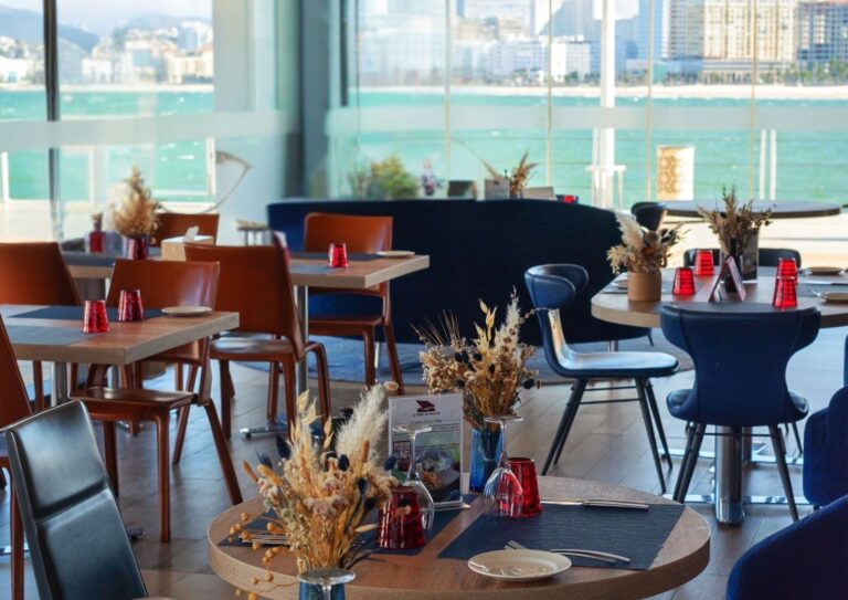 Vue sur mer du restaurant La Table du Marché à Tanger