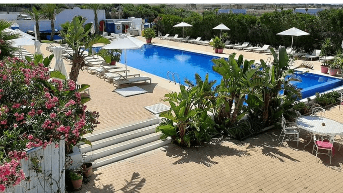 Piscine du restaurant avec transats et ambiance de détente