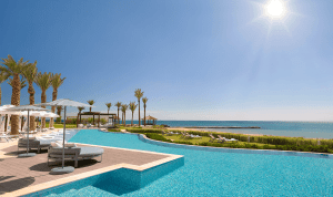 Piscine du St. Regis La Bahia Blanca Resort Tamuda Bay avec vue sur la Méditerranée