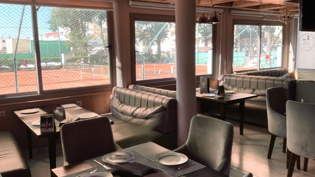 La salle du restaurant Le Relais du Minzah du club de tennis M'Sallah Garden