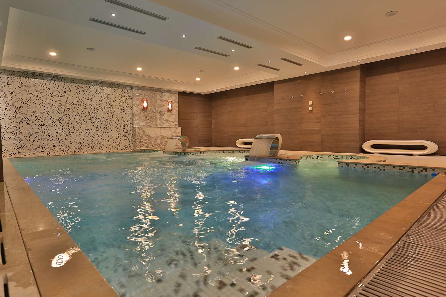 La piscine couverte du Spa 