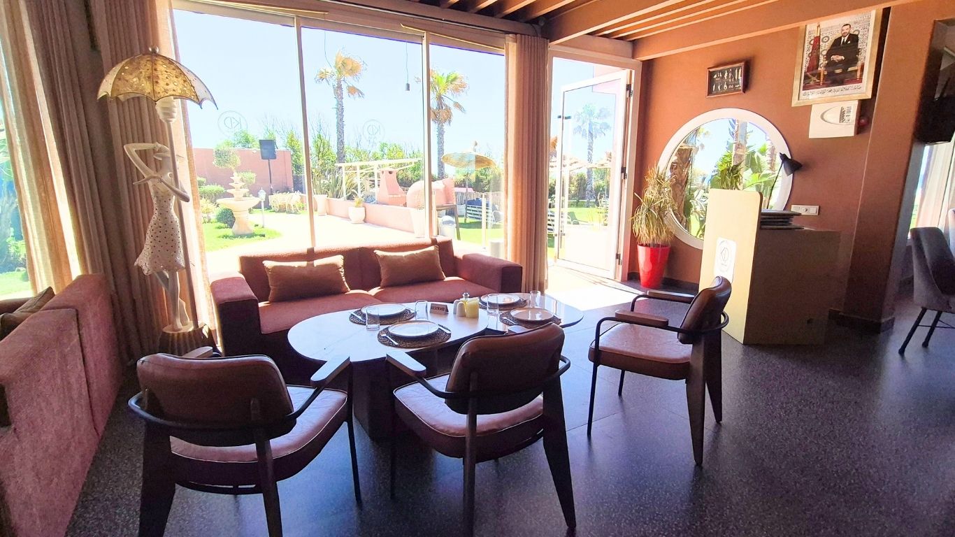 Tables du restaurant K.D Signature en face du jardin