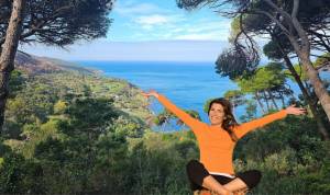 Tanger au printemps, avec paysage côtier et vue sur la mer Méditerranée, forêt de pins et nature méditerranéenne offrant une ambiance d’évasion