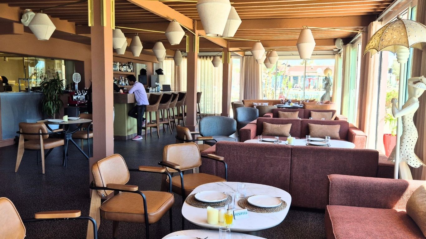 Salle lumineuse de K.D Signature en face de la piscine et de l'horizon