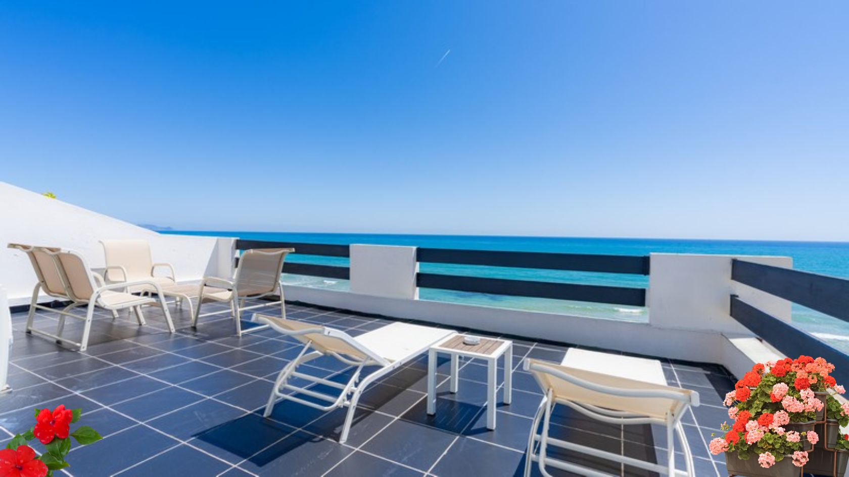 Balcon d'une suite deluxe à Playa Del Pacha Suites Hotel à Tamuda Bay