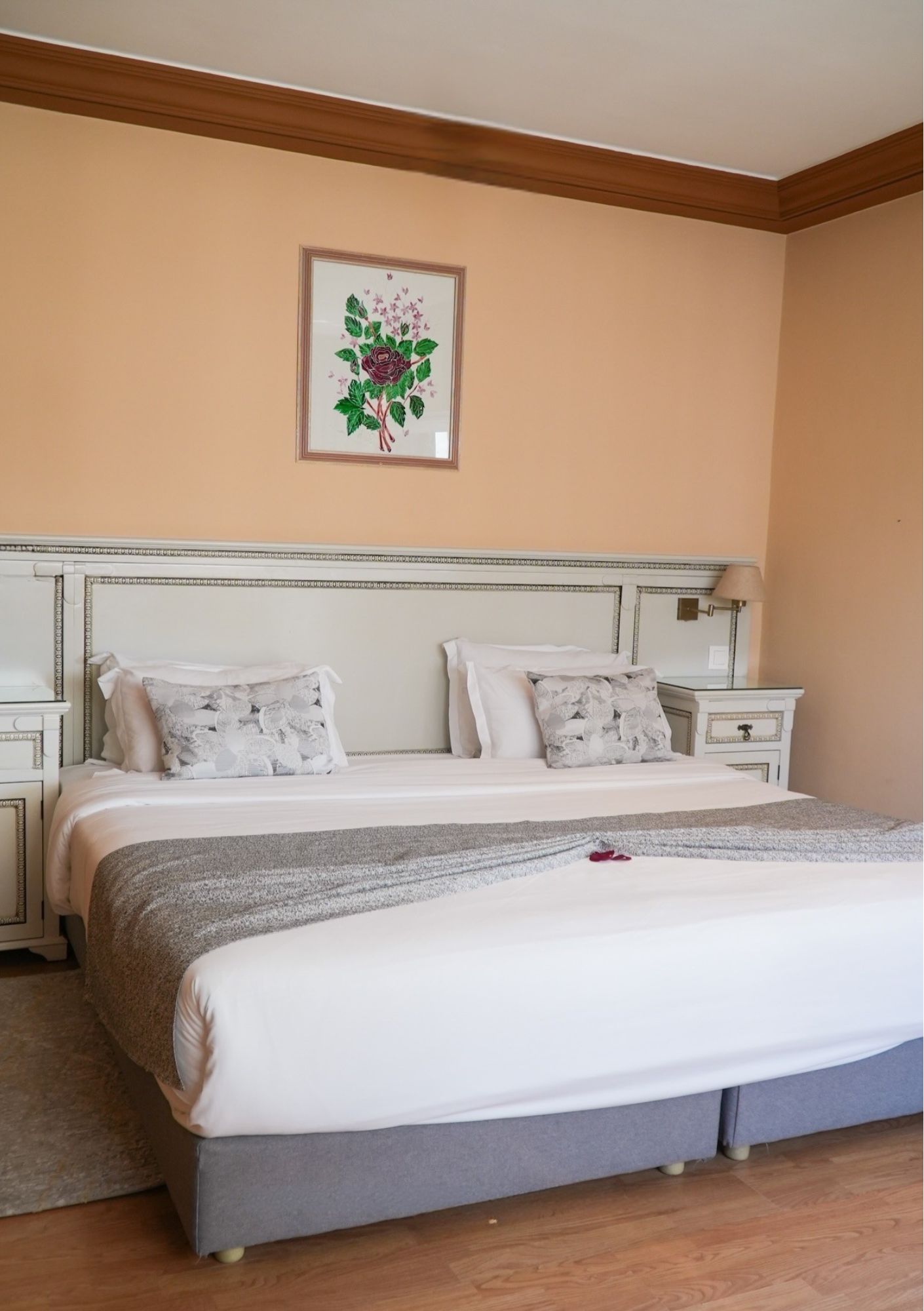 Une chambre de l'hôtel El Oumnia Puerto, confortable et lumineuse, pensée pour un séjour agréable.