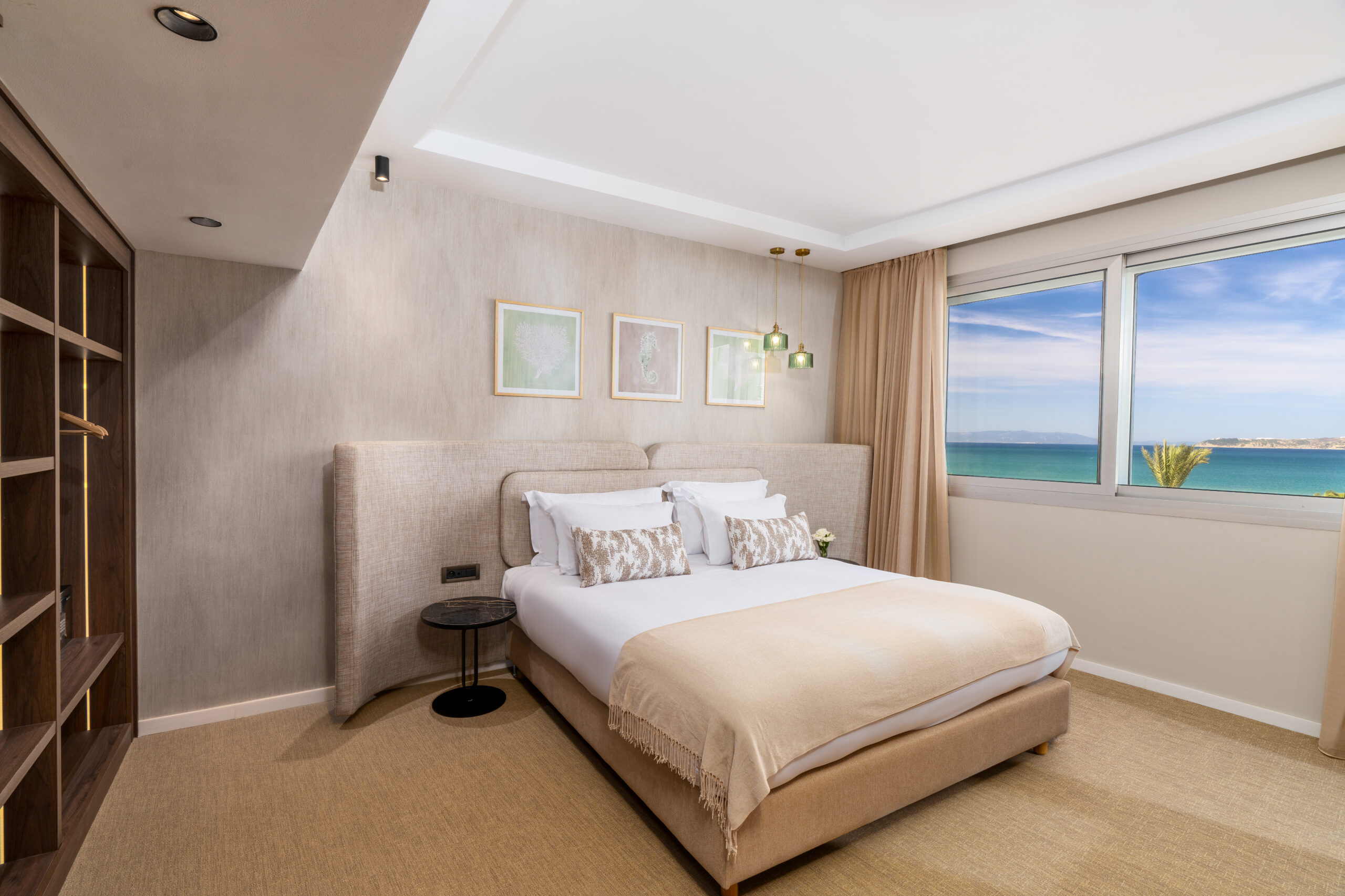 Chambre contemporaine offrant une vue imprenable sur la mer au Kenzi Solazur.