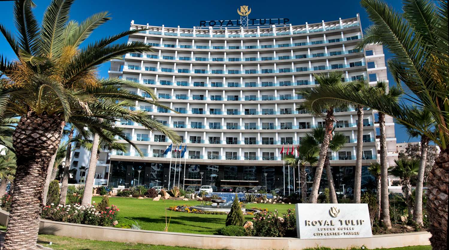 Façade avec fontaine du Royal Tulip City Center Tanger, hôtel luxe à Tanger situé à Malabata
