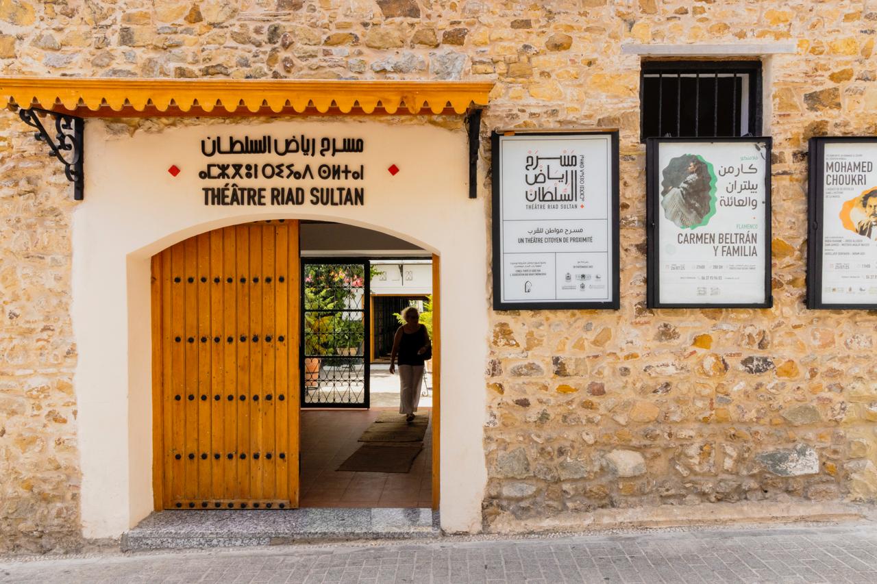 Entrée du Théâtre Riad Sultan à Tanger illustrant la culture à Tanger dans la médina