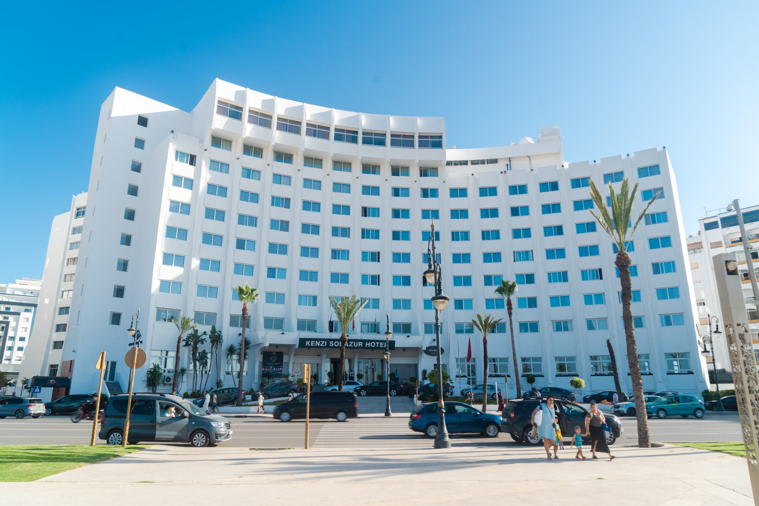 La façade extérieure du Kenzi Solazur, un grand complexe hôtelier à Tanger face à la mer.