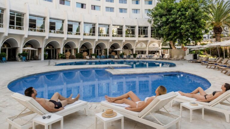 La piscine du complexe hôtelier à Tanger le Kenzi Solazur entourée de jardin