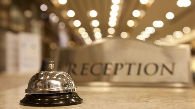 La réception d’un hôtel, symbole du luxe du voyage, de l’accueil et du rôle essentiel des établissements dans le confort et l’expérience des séjours.
