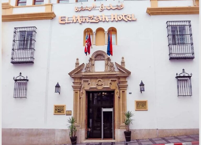 Série d’été au nord du Maroc – El Minzah, l’hôtel historique à Tanger La célèbre porte d'entrée de style hispano-mauresque de l'Hôtel El Minzah, un hôtel historique à Tanger de prestige.
