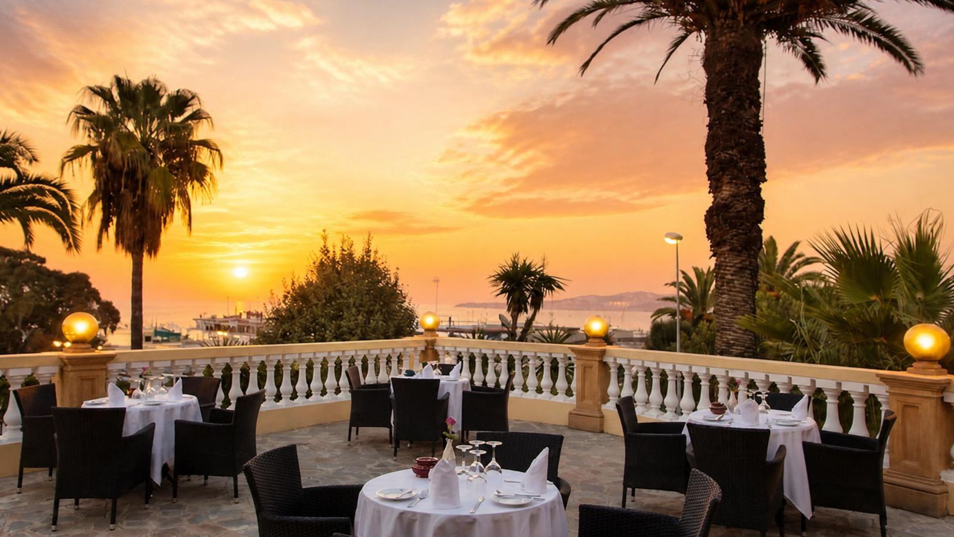 La terrasse du Grand Hôtel Villa de France au moment du coucher du soleil