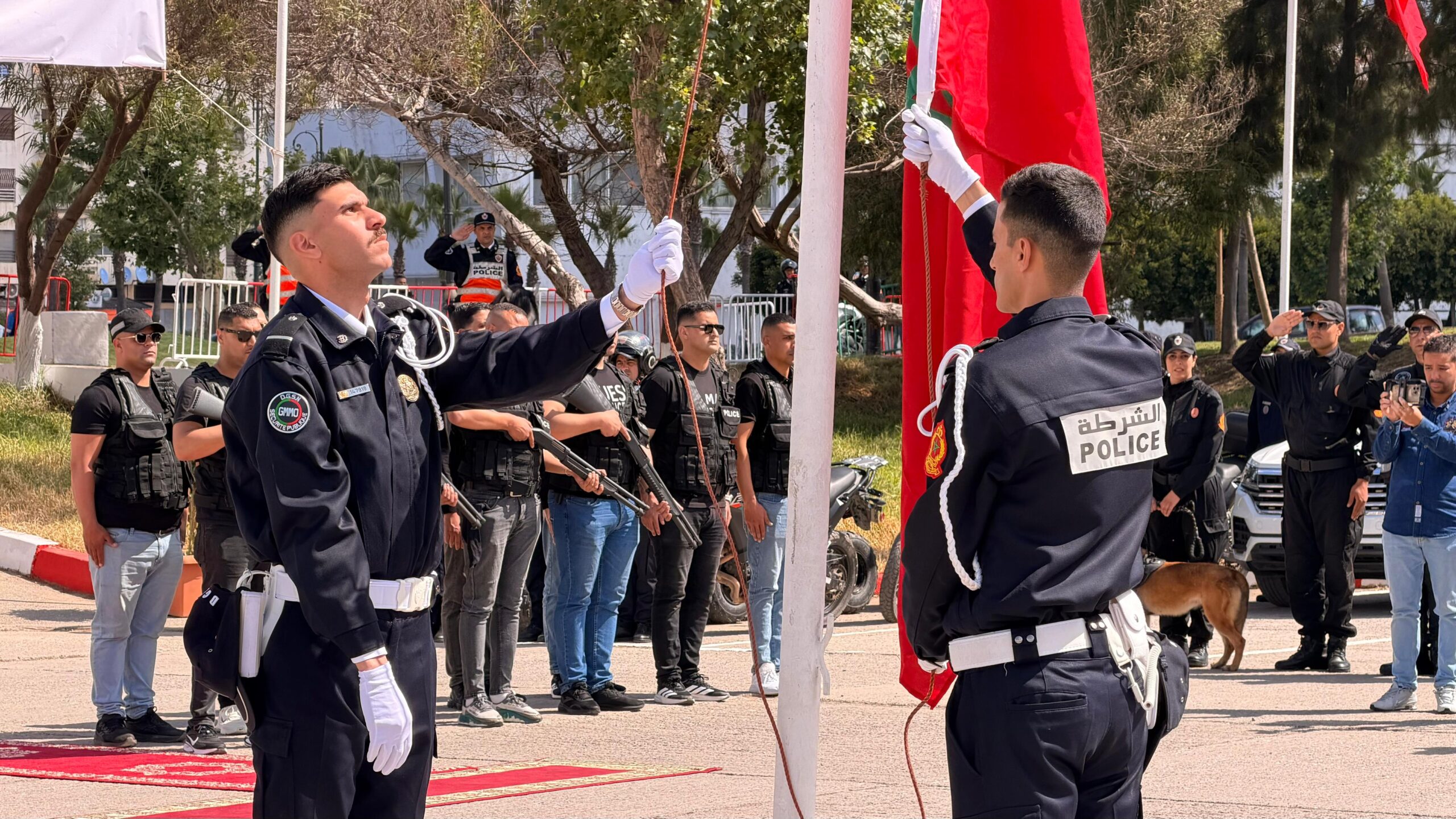 Levée du drapeau national lors de la cérémonie du 70e anniversaire de la Sûreté nationale à Tanger