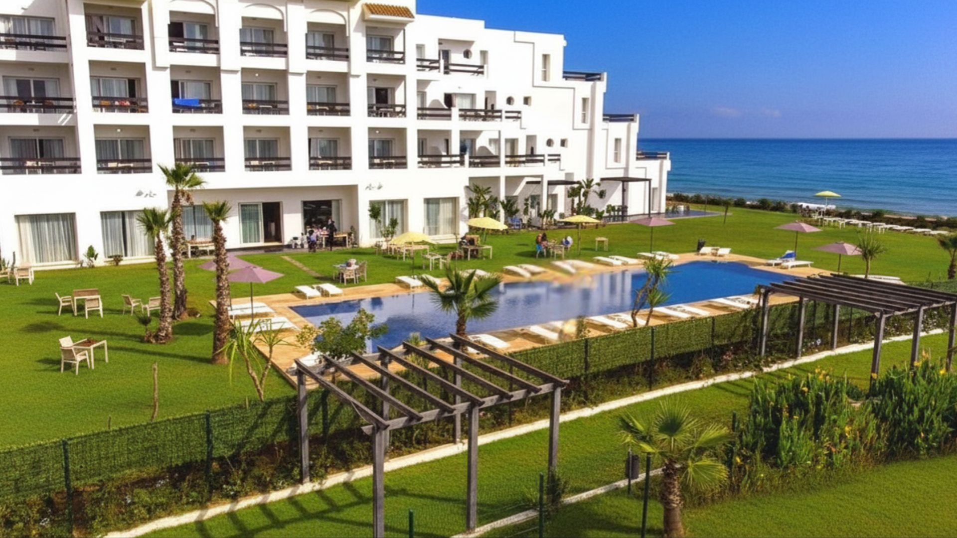 Vue sur piscine et sur la Méditerranée de Playa Del Pacha Suites Hotel
