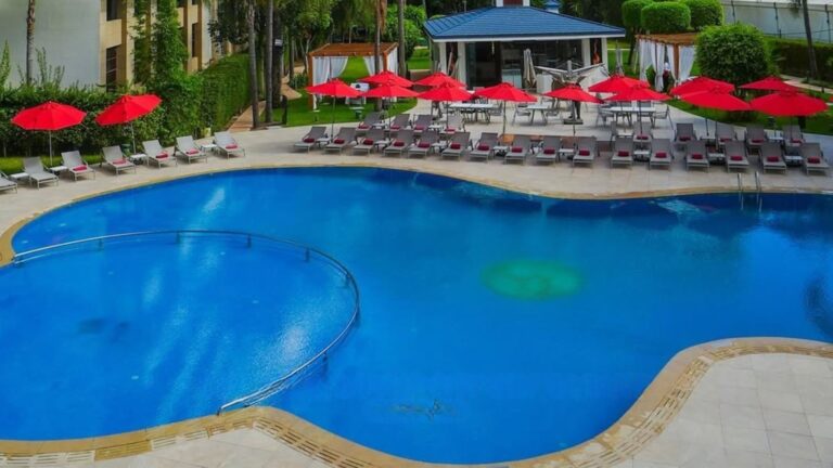 Série d’été au nord du Maroc – Le Royal Tulip City Center Tanger, hôtel luxe à Tanger Piscine extérieure du Royal Tulip City Center Tanger, espace détente de l’hôtel luxe à Tanger